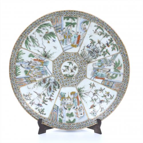 LARGE CHINESE CANTON DISH, 20TH CENTURY.