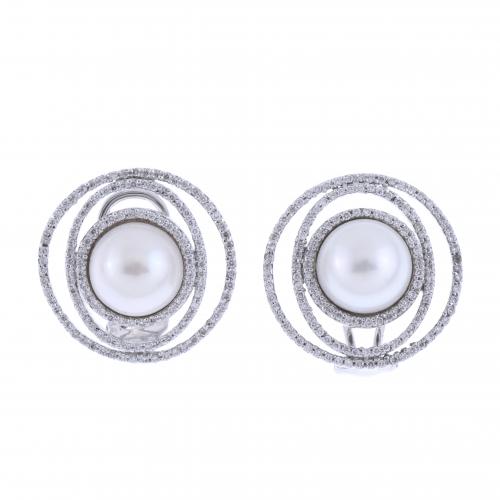 EARRINGS WITH DIAMONDS AND PEARLS.