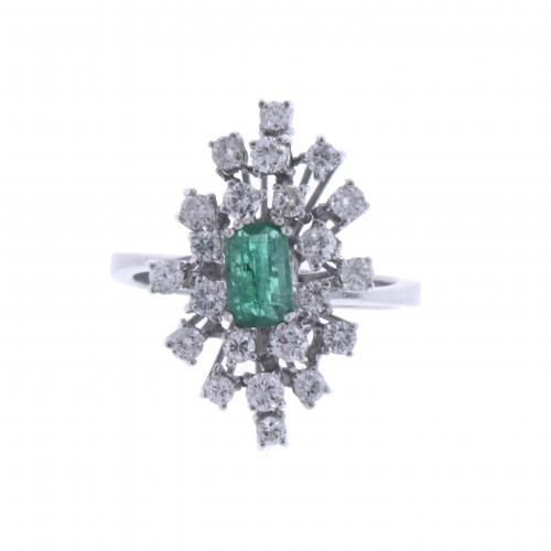 EMERALD AND DIAMOND CLUSTER RING.