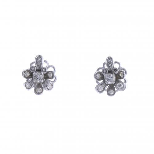 FLOWER EARRINGS WITH DIAMONDS.