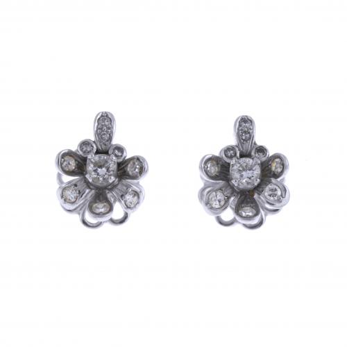 FLOWER EARRINGS WITH DIAMONDS.