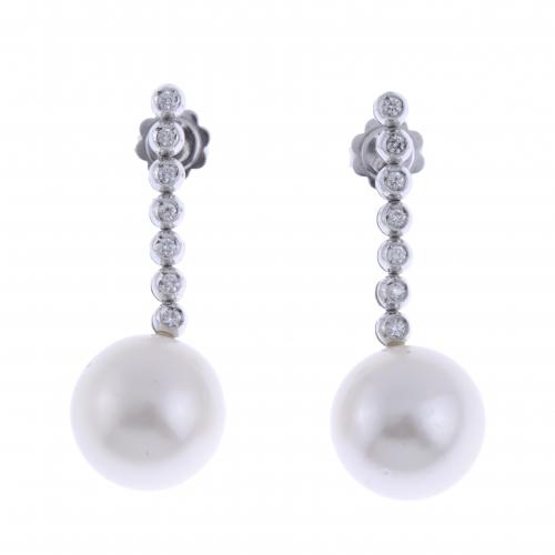 LONG EARRINGS WITH DIAMONDS AND AUSTRALIAN PEARL.