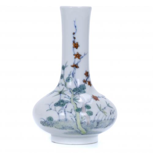 SMALL CHINESE ROSE FAMILY VASE, 20TH CENTURY.