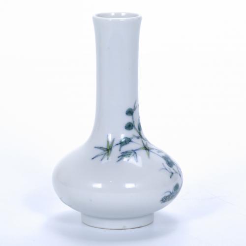 SMALL CHINESE ROSE FAMILY VASE, 20TH CENTURY.