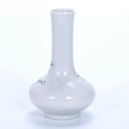 SMALL CHINESE ROSE FAMILY VASE, 20TH CENTURY.