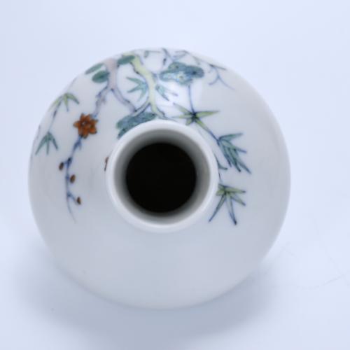 SMALL CHINESE ROSE FAMILY VASE, 20TH CENTURY.