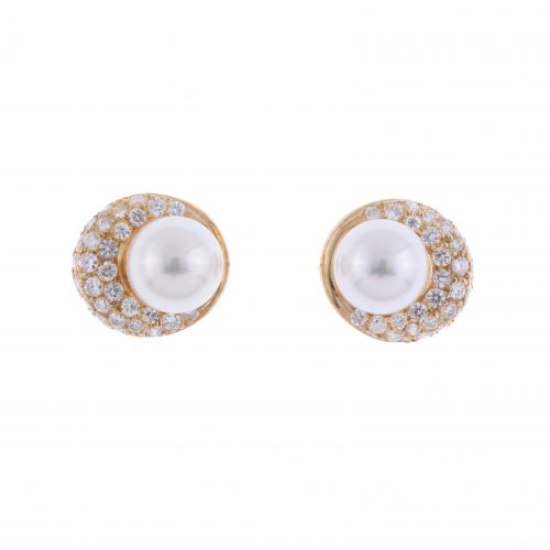 EARRINGS WITH AKOYA PEARL AND DIAMONDS.