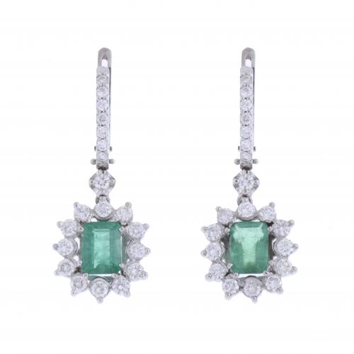 LONG EARRINGS WITH DIAMONDS AND EMERALDS.