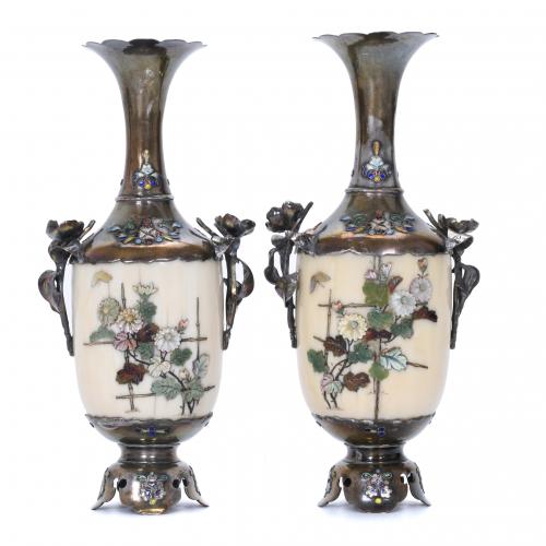 PAIR OF SMALL JAPANESE VASES, SECOND HALF OF THE 19TH CENTU