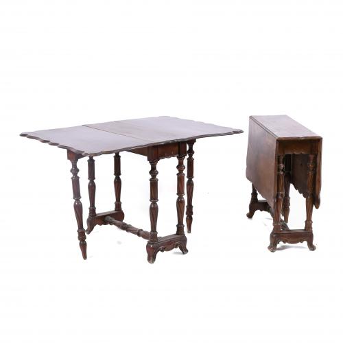 PAIR OF SPANISH TABLES WITH WINGS. 20TH CENTURY. 