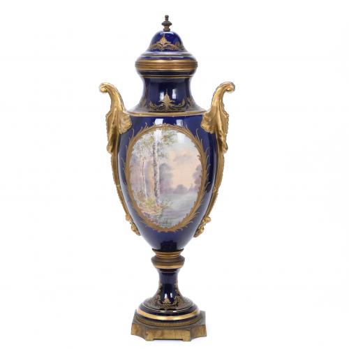 SÈVRES PORCELAIN VASE. 19TH CENTURY.