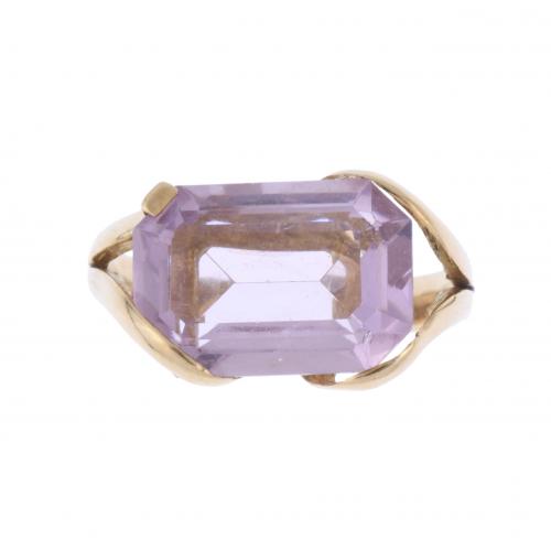 RING WITH AMETHYST.