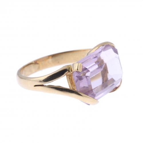 RING WITH AMETHYST.