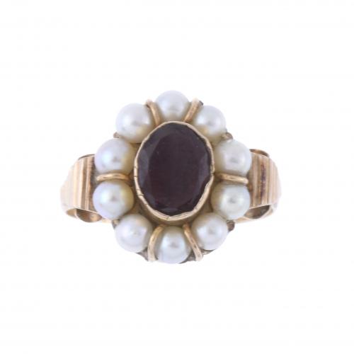 RING WITH GARNET AND PEARLS.