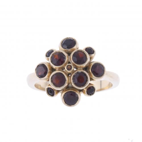 RING WITH GARNETS ROSETTE.