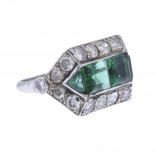 ART DECO RING WITH EMERALDS AND DIAMONDS.