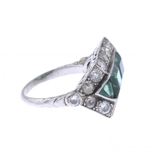 ART DECO RING WITH EMERALDS AND DIAMONDS.