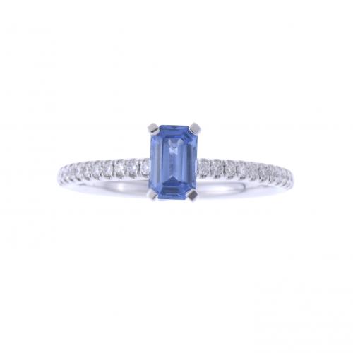 SAPPHIRE AND DIAMONDS RING.