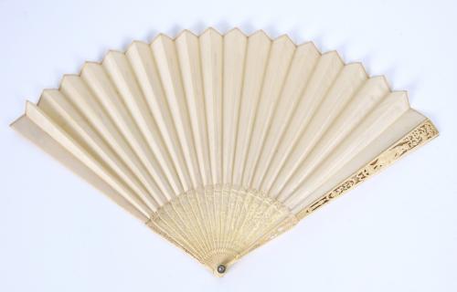 SET OF FIVE FANS, 19TH AND 20TH CENTURIES.