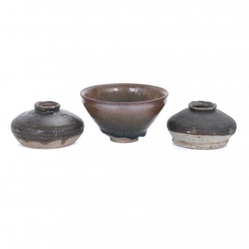 SET OF THREE SOUTHWEST ASIAN CERAMIC ITEMS, 19TH-20TH CENTURY. 