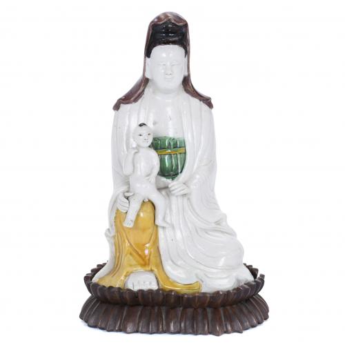 FIGURA DE GUANYIN CON NIÑO, SIGLO XX. 