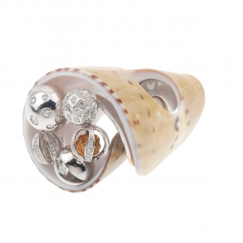 RING WITH SHELL AND DIAMONDS.