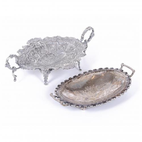 PAIR OF VICTORIAN STYLE SNACK TRAYS IN SILVER, 20TH CENTURY. 