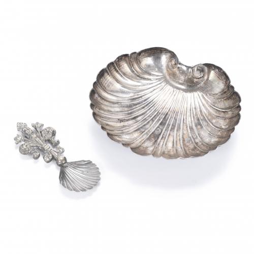 "COQUILLE" Y CUCHARITA EN PLATA, SIGLO XX. 