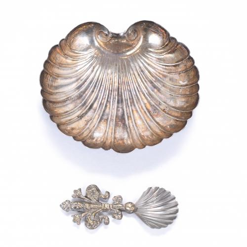 "COQUILLE" Y CUCHARITA EN PLATA, SIGLO XX. 