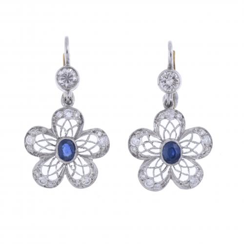 FLORAL EARRINGS WITH SAPPHIRES.