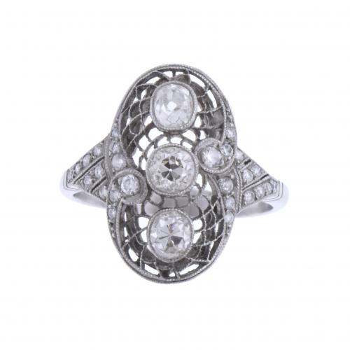 ART DECO RING WITH DIAMONDS.