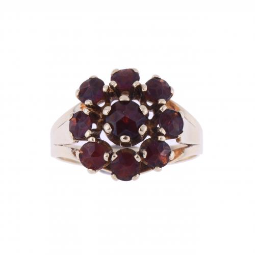 RING WITH GARNETS ROSETTE.