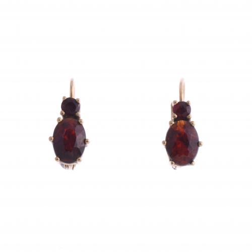 GARNETS EARRINGS.