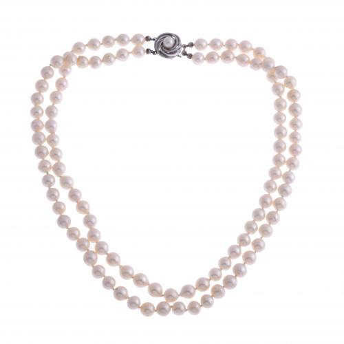 CULTURED PEARLS NECKLACE.