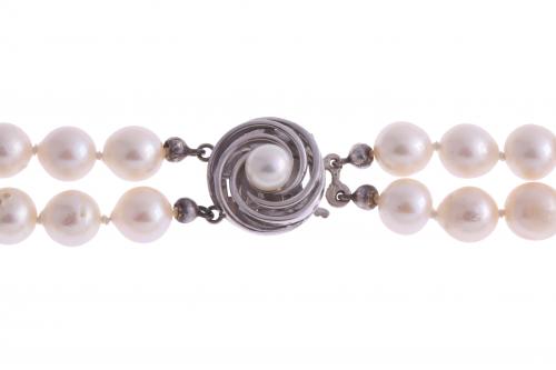 CULTURED PEARLS NECKLACE.