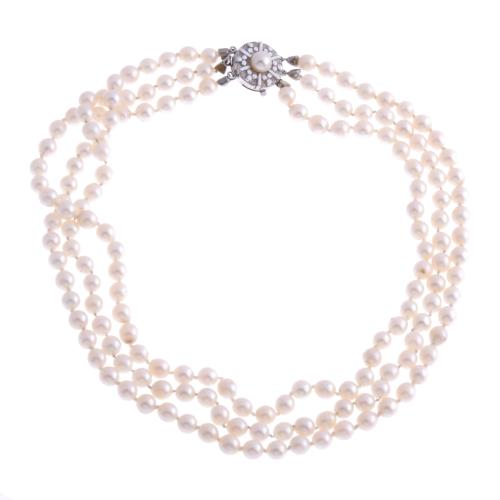 CULTURED PEARLS NECKLACE.