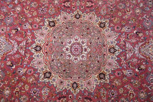 LARGE CHINESE CARPET IN ROSE TONES, 20TH CENTURY. 