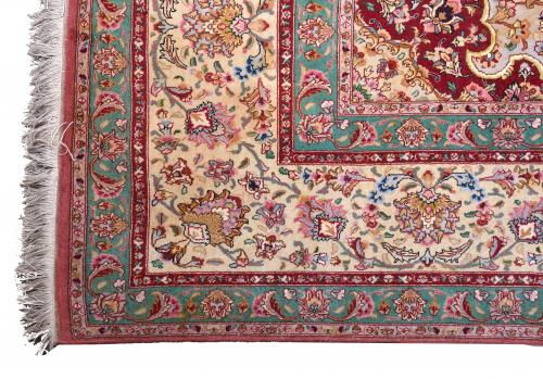 LARGE CHINESE CARPET IN ROSE TONES, 20TH CENTURY. 