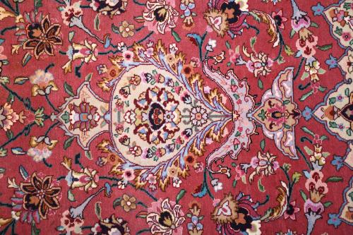 LARGE CHINESE CARPET IN ROSE TONES, 20TH CENTURY. 