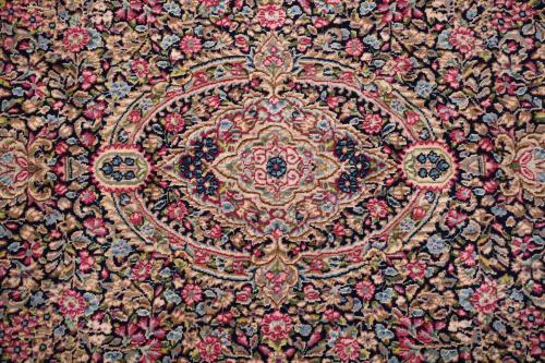 LARGE CHINESE CARPET WITH FLORAL PATTERNS, 20TH CENTURY. 