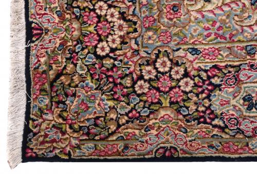 LARGE CHINESE CARPET WITH FLORAL PATTERNS, 20TH CENTURY. 