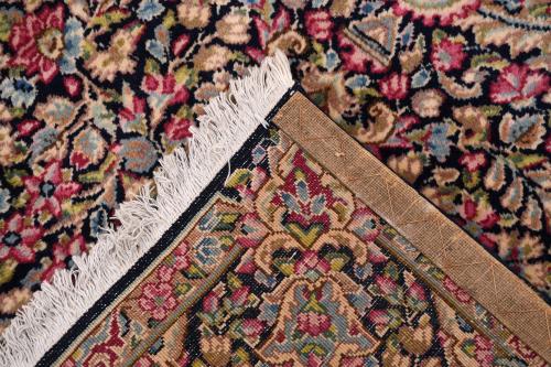 LARGE CHINESE CARPET WITH FLORAL PATTERNS, 20TH CENTURY. 