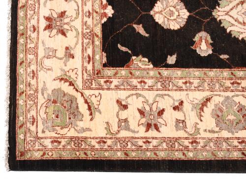 LARGE PAKISTANI CARPET IN EARTH TONES, 20TH CENTURY. 