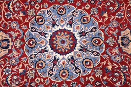 IRANIAN CARPET IN BLUE AND RED TONES, 20TH CENTURY. 