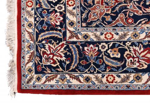 IRANIAN CARPET IN BLUE AND RED TONES, 20TH CENTURY. 