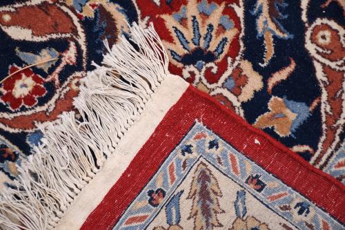 IRANIAN CARPET IN BLUE AND RED TONES, 20TH CENTURY. 