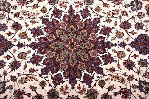 IRANIAN CARPET WITH FLORAL DECORATION, 20TH CENTURY. 