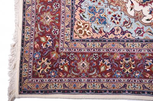 IRANIAN CARPET WITH FLORAL DECORATION, 20TH CENTURY. 