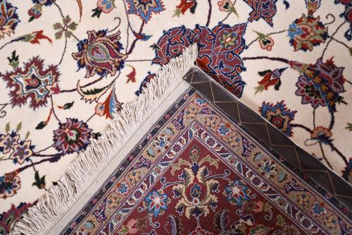 IRANIAN CARPET WITH FLORAL DECORATION, 20TH CENTURY. 