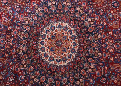 LARGE CHINESE CARPET WITH FLORAL DECORATION, 20TH CENTURY. 